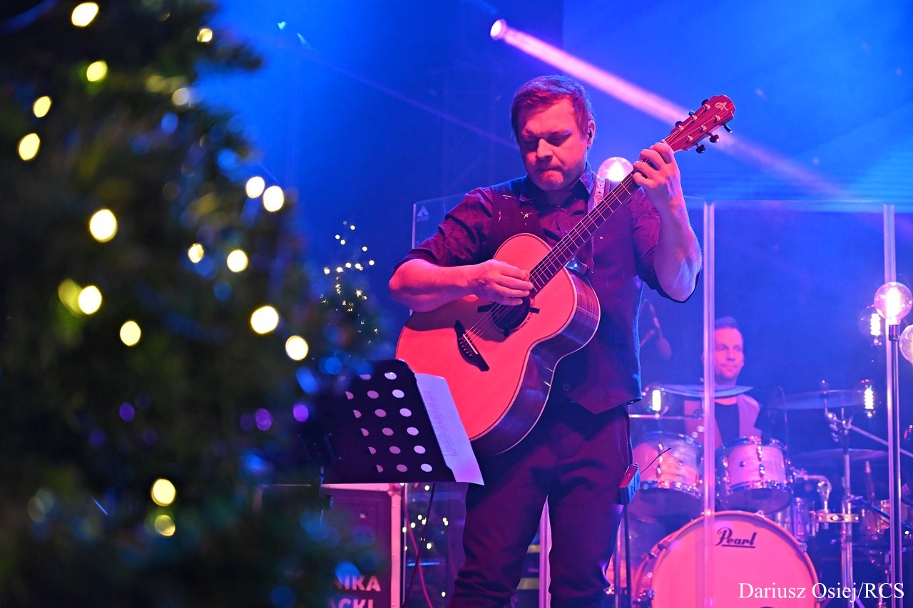 Galeria: Golec uOrkiestra - Koncert kolęd i pastorałek'24, zdjęcie 13 z 16