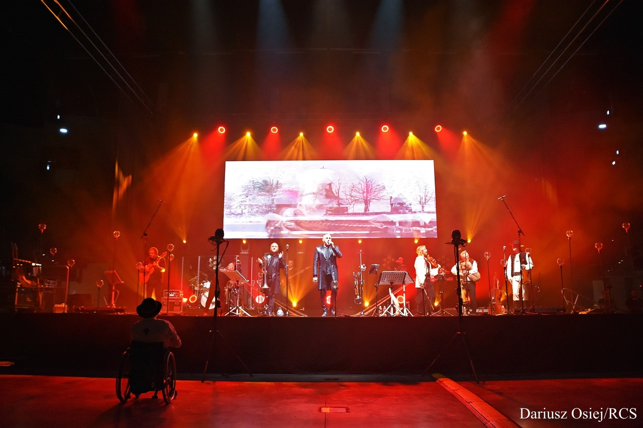 Galeria: Golec uOrkiestra - Koncert kolęd i pastorałek, zdjęcie 5 z 24