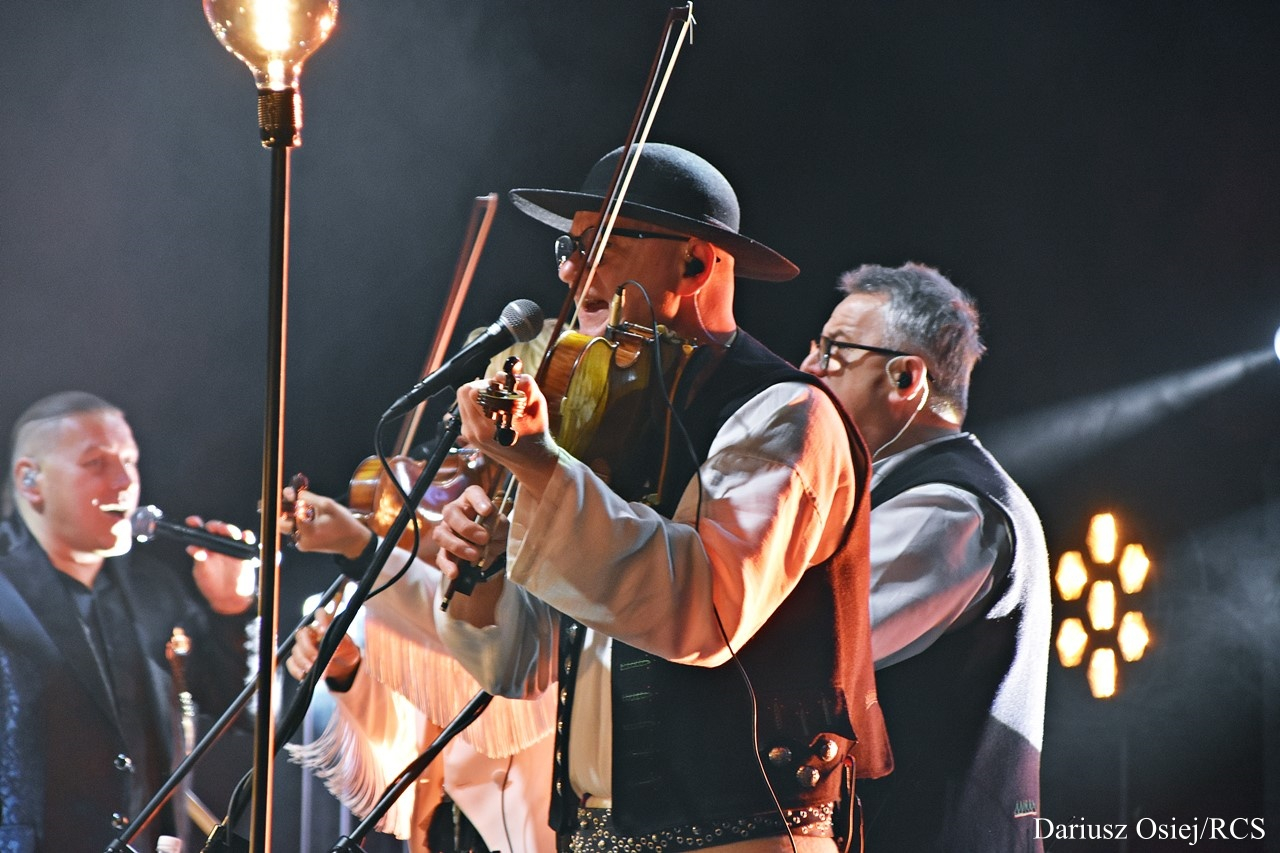 Galeria: Golec uOrkiestra - Koncert kolęd i pastorałek, zdjęcie 11 z 24