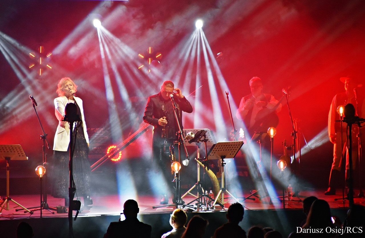 Galeria: Golec uOrkiestra - Koncert kolęd i pastorałek, zdjęcie 6 z 24