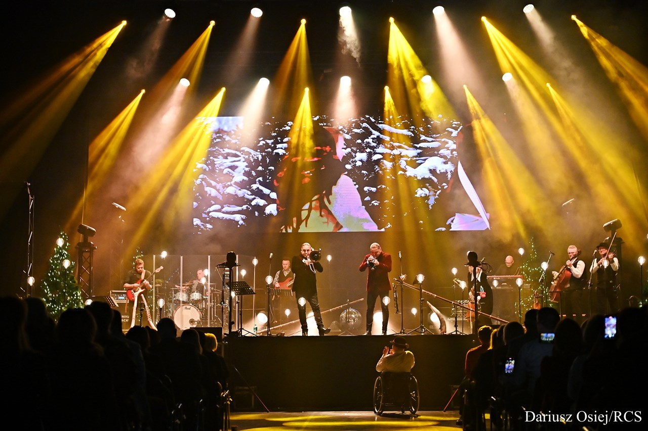 Galeria: Golec uOrkiestra - Koncert kolęd i pastorałek'24, zdjęcie 10 z 16