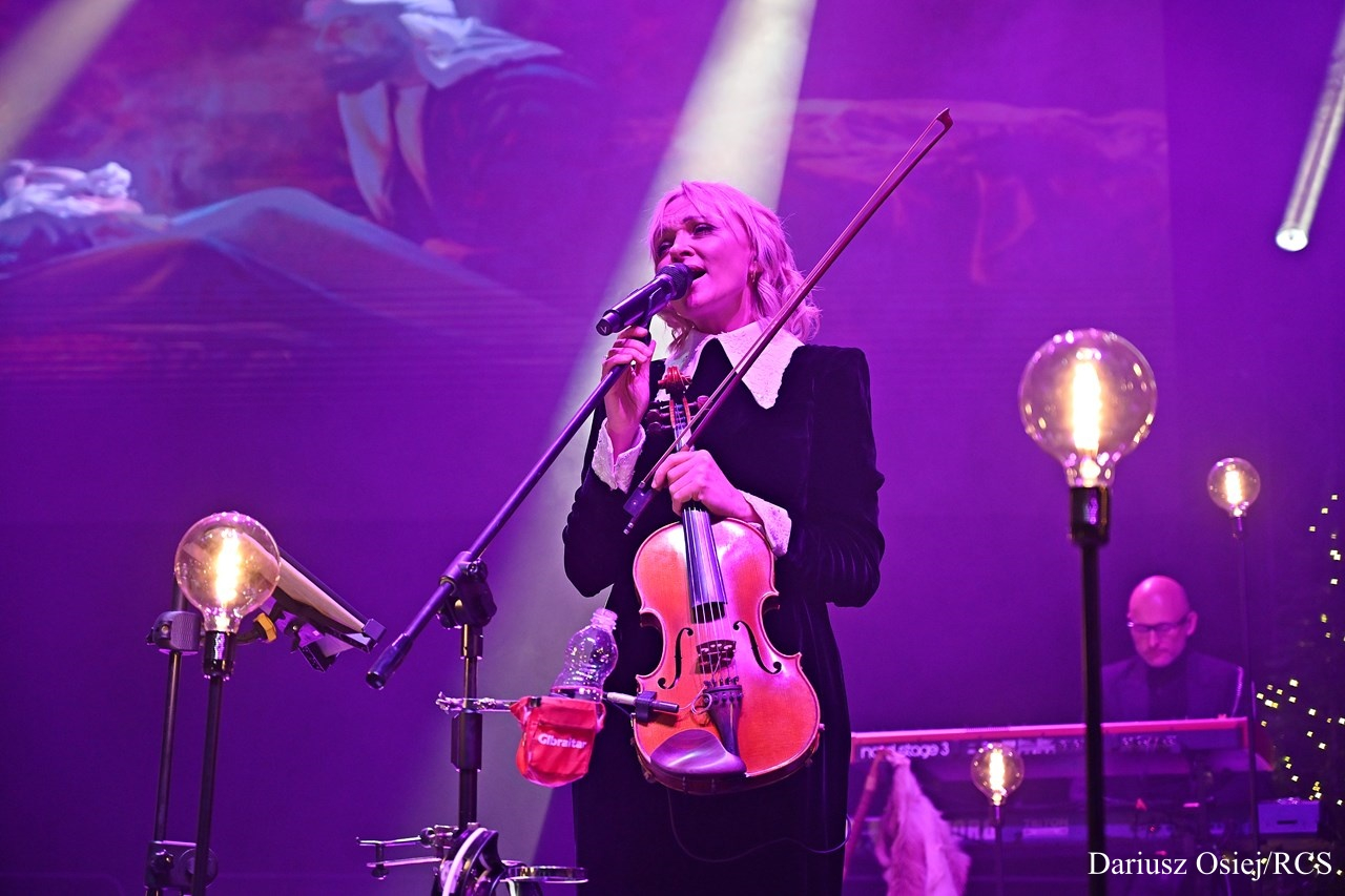 Galeria: Golec uOrkiestra - Koncert kolęd i pastorałek'24, zdjęcie 12 z 16