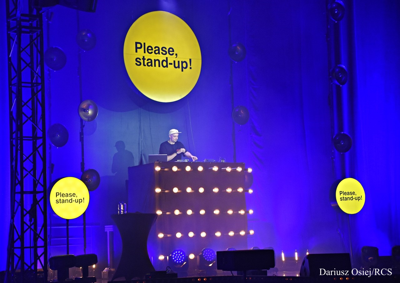 Galeria: Please Stand-Up!, zdjęcie 1 z 16