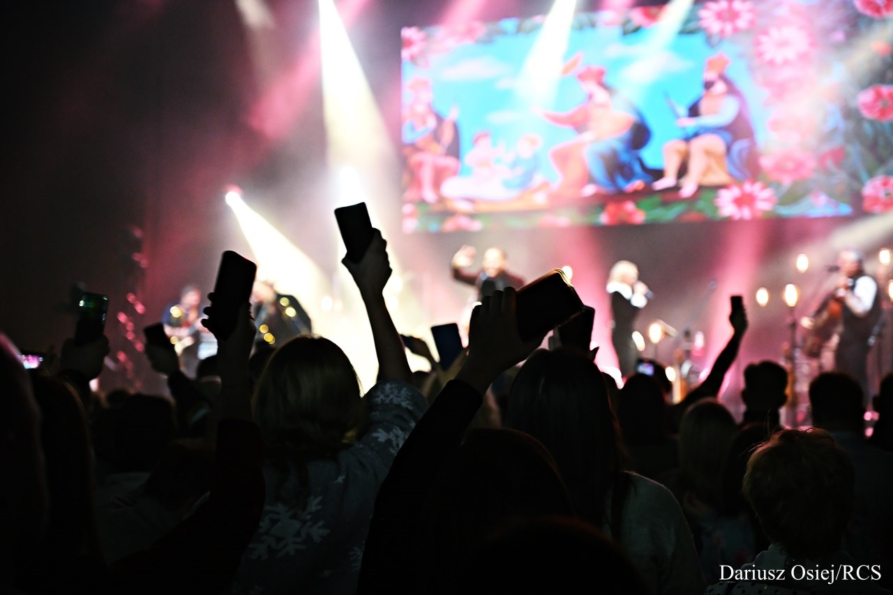 Galeria: Golec uOrkiestra - Koncert kolęd i pastorałek'24, zdjęcie 14 z 16